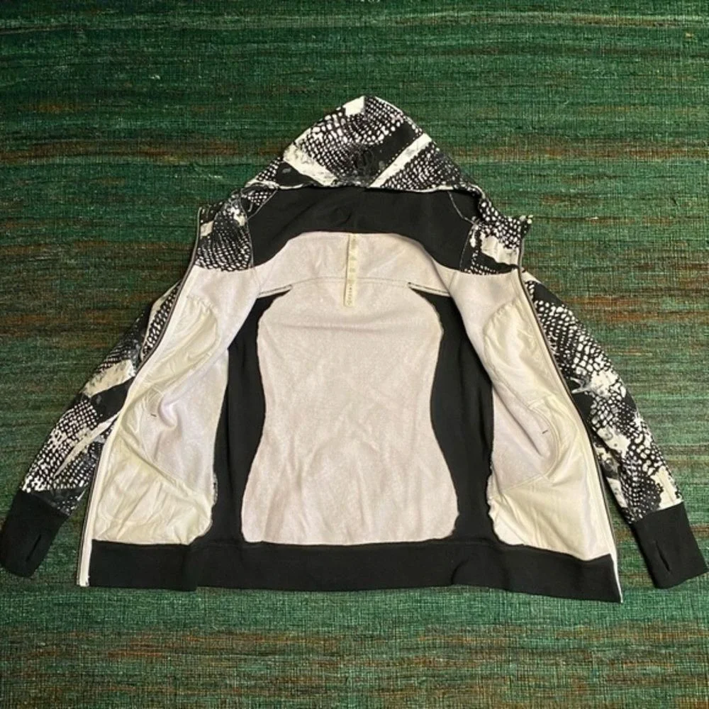 NWOT Lululemon graphic high‎ neck hoodie jacket.